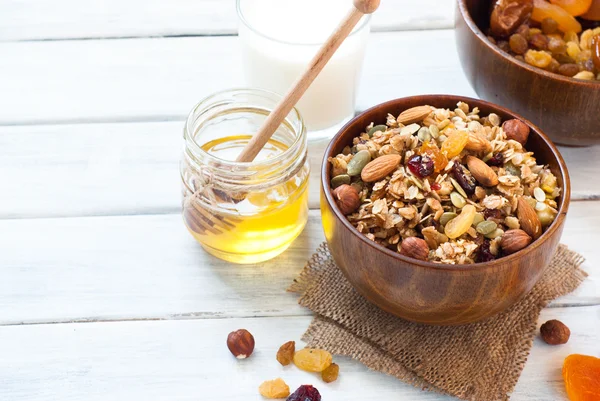 Granola in una ciotola di legno . — Foto Stock