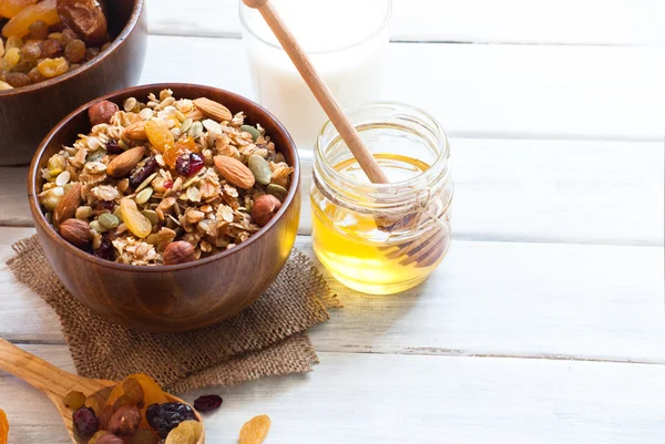 Granola en un tazón de madera . — Foto de Stock