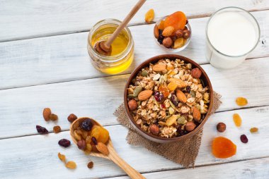 Granola bir ahşap kase.