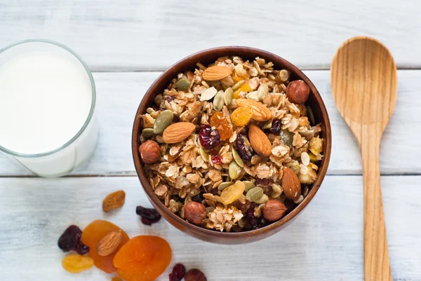 Granola en un tazón de madera . — Foto de Stock