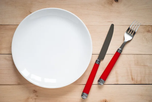 Witte plaat, vork en mes. — Stockfoto
