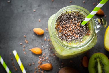 Tohumları ile yeşil smoothie