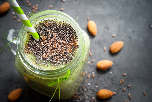 Tohumları ile yeşil smoothie