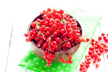 ahşap kase kırmızı kuş üzümü