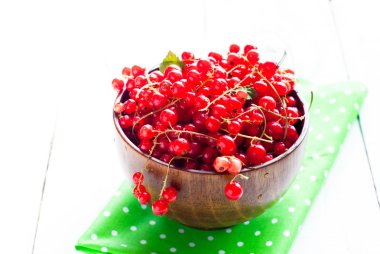 ahşap kase kırmızı kuş üzümü