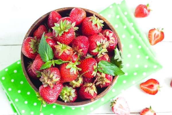 Strawberries in wooden bowl — Stock Photo, Image
