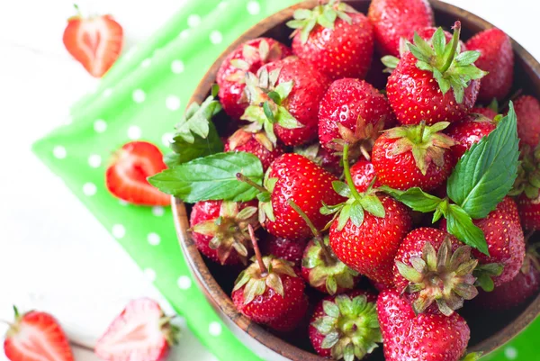 Strawberries in wooden bowl — Stock Photo, Image