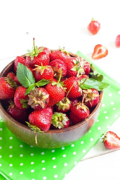 Strawberries in wooden bowl — Stock Photo, Image