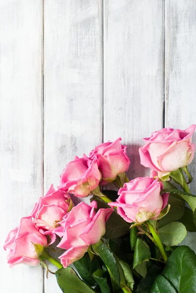 Rosas rosadas sobre madera — Foto de Stock