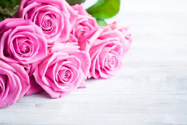 Pink roses on wooden — Stock Photo, Image