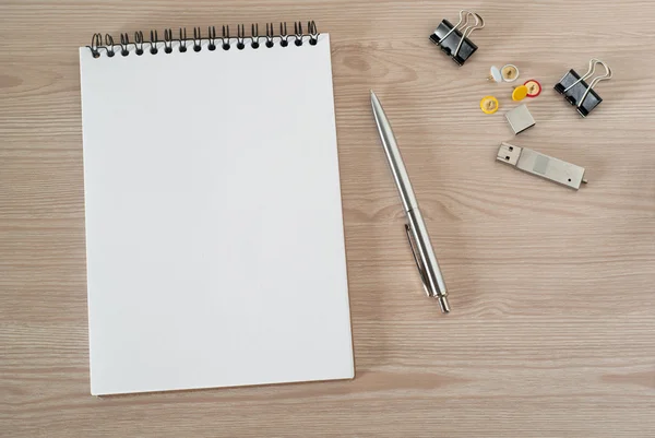 Bloco de notas em branco na mesa de escritório — Fotografia de Stock