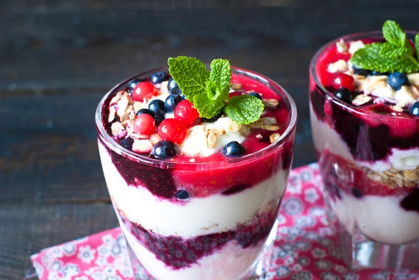 Dessert with yougurt,  jam and berries — Stock Photo, Image