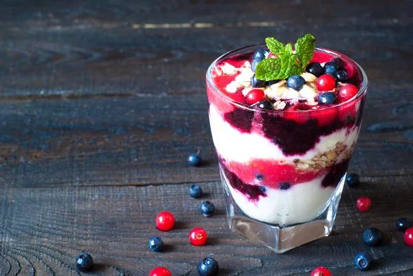 Dessert with yougurt,  jam and berries — Stock Photo, Image