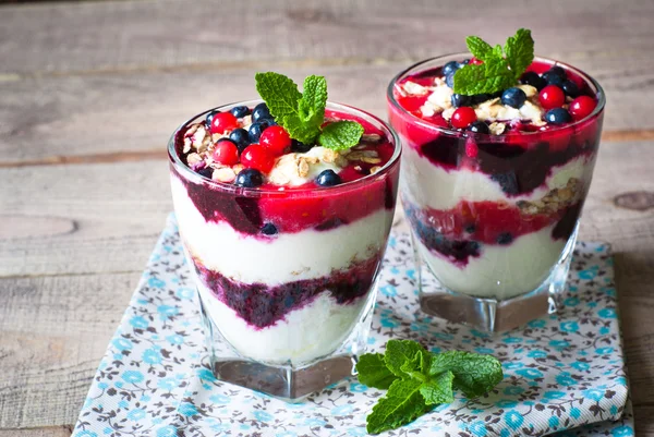 Tatlı yoğurt, reçel ve çilek ile