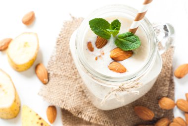 Badem sütü, muz ve Hindistan cevizi sallamak