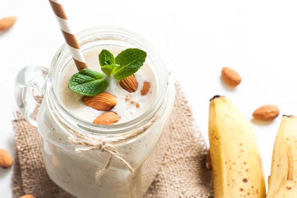 Agiter au lait d'amande, banane et noix de coco — Photo