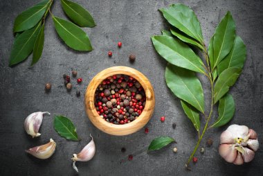 Defne yaprağı, biber ve sarımsak
