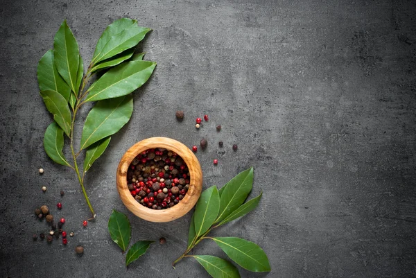 Defne yaprağı, biber ve sarımsak