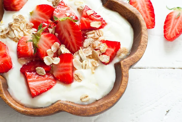 Yogurt with strawberry, honey and oatmeal — Stock Photo, Image