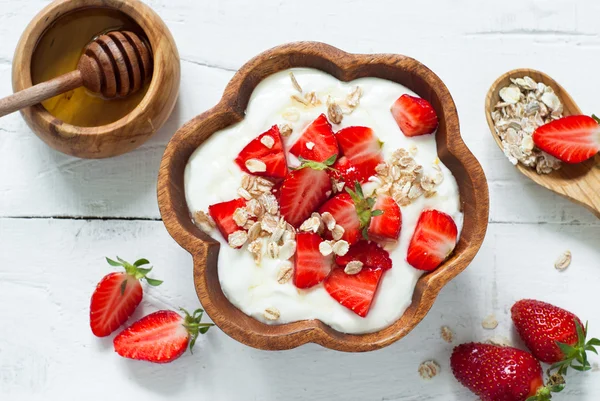 Yogur con fresa, miel y avena —  Fotos de Stock