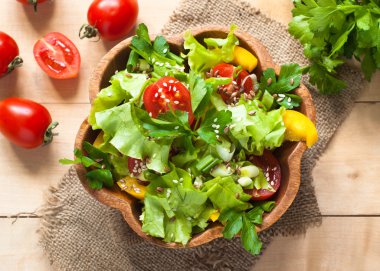 Taze sebze salatası.