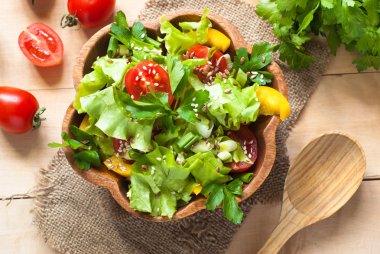 Taze sebze salatası.