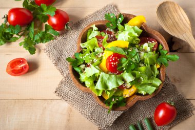 Taze sebze salatası.