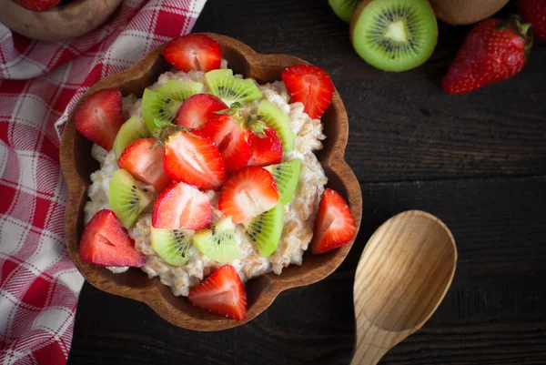 Oatmeal porrige with strawberries and kiwi — Stock Photo, Image