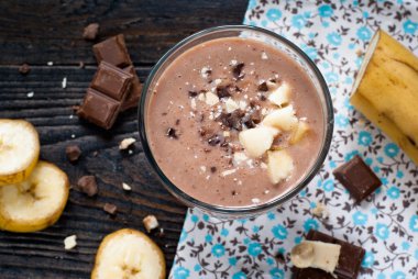 Milkshake muz ve çikolata ile