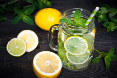 Bir mason kavanoza naneli limonata