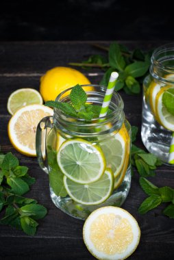 Bir mason kavanoza naneli limonata