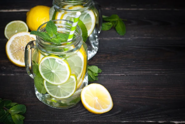 Limonada con menta en un frasco de albañil —  Fotos de Stock