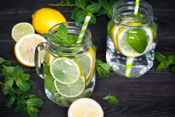 Limonada con menta en un frasco de albañil —  Fotos de Stock