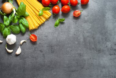 İtalyan makarnası pişirmek için gerekli malzemeler