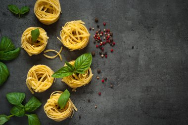 İtalyan makarnası pişirmek için gerekli malzemeler