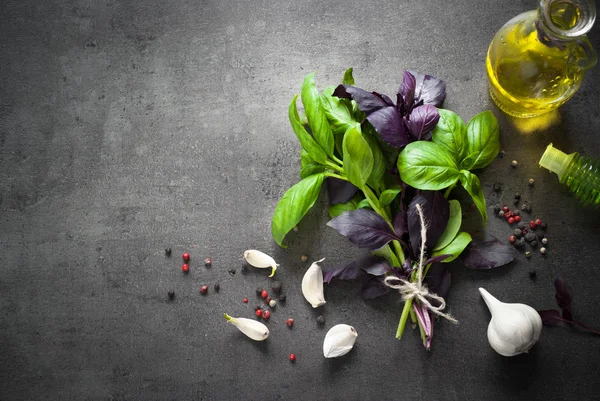 바 질 잎, 마늘, 후추, 오일 — 스톡 사진