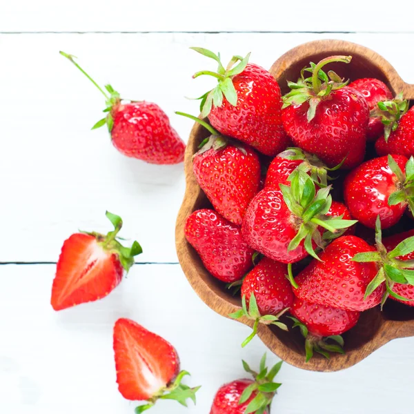 Fresh strawberries in woden bowl — Stock Photo, Image