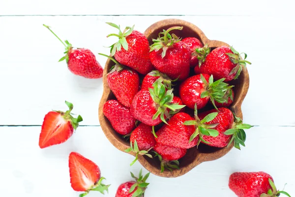 Fresh strawberries in woden bowl — Stock Photo, Image