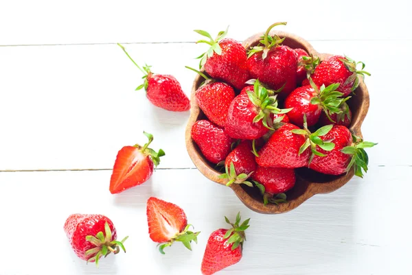 Fresh strawberries in woden bowl — Stock Photo, Image