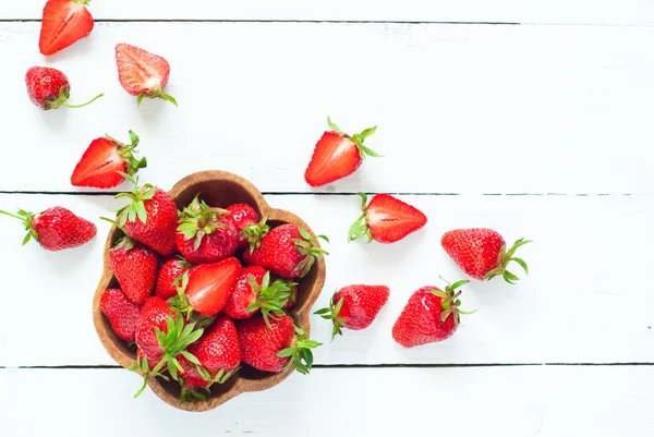 Fresh strawberries in woden bowl — Stock Photo, Image