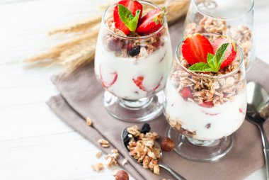 Çilek ve granola ile yoğurt 