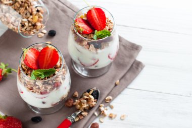 Çilek ve granola ile yoğurt 