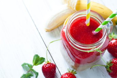 Bir mason kavanoza çilek güler yüzlü