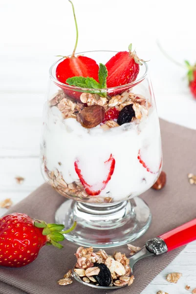Yougurt con fresas y granola —  Fotos de Stock