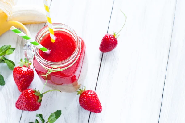 Erdbeer-Smoothie im Einmachglas — Stockfoto