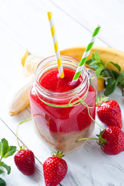 Strawberry smoothie in a mason jar — Stock Photo, Image