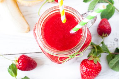 Bir mason kavanoza çilek güler yüzlü