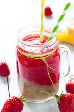 Bir mason kavanoza çilek güler yüzlü