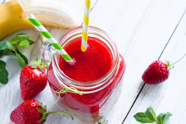 Bir mason kavanoza çilek güler yüzlü