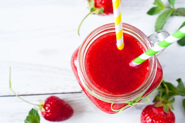 Bir mason kavanoza çilek güler yüzlü